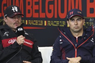 Valtteri Bottas (à gauche) et Sergio Perez piloteront pour Cadillac en F1 en 2026 KEYSTONE/AP/Geert Vanden Wijngaert
